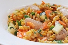 Makaron z ciecierzycy w sosie kokosowym z kardamonowym kurczakiem i warzywami