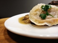 Pierogi z suszonymi pomidorami podane z sosem grzybowym