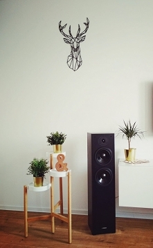 Salon, jeleń geometryczny, skandynawski styl, stylowa deoracja, nowoczesny design. LaserStory.pl