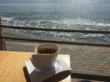 Chwila jest jak kawa, czarna, z mlekiem, ubijana, na zimno, ciepło, smak kawy zawsze ten sam ale jak potrafi się różnić od pory roku i dnia. Właściwości te same a charakter i ko...