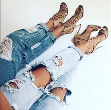 dziurawe spodnie i nude szpilki  <3 <3 <3