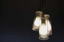 Lampa sufitowa z butelek po winie do samodzielnego wykonania - instrukcja po kliknięciu na zdjęcie