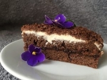 Przepyszny tort czekoladowy z mascarpone i powidłami śliwkowymi. Jest delikatny, a słodkość jest idealnie przełamana konfiturą ze śliwek.