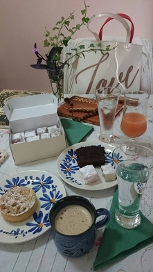 Są tacy ludzie u których woda ma nawet smak.Słodka chwila.Rozmawiać można z każdym ale milczeć tylko z kimś wyjątkowym.Oferta od przyjaciół chociaż przyjaciel,przyjaciółka jest ...