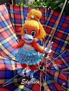 Szydełkowa zabawka Elajza w swojej niebieskiej sukience!