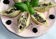 Muszle faszerowane twarogiem 



    12 muszli makaronowych – conchiglioni 
    200 g sera białego twarogowego półtłustego 
    12 czarnych oliwek bez pestek 
    6 suszonych po...