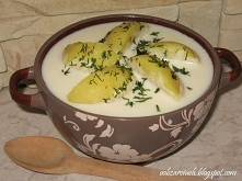 Polewka z ziemniakami 


    l maślanki 
    1/2 szklanki śmietany lub kwaśnego mleka 
    2 łyżki mąki 
    sól 

dodatkowo:

    ok. 5 ziemniaków 
    koperek do posypania 

M...