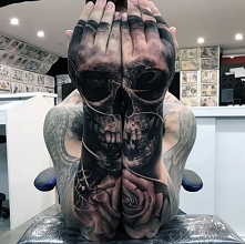 niesamowita czaszka na rękach