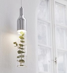 Lampa wiszaca Bottle, niezwykła oprawa firmy Markslojd. Może stanowić oryginalną dekorację dzięki funkcji wazonika na gałązki bądź inne rośliny. Klosz oprawy można wypełnić wodą...