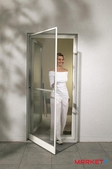 Oferta sklepu wielobranżowego Market7 obejmuje również akcesoria dla domu takie jak siatka na komary, niezbędna podczas ciepłych dni.