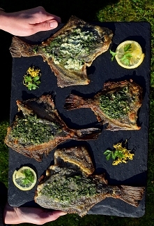 Smażone flądry z masłem czosnkowo-koperkowym