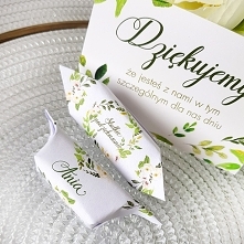 Krówka personalizowana Kolekcja Zielony Wianek
Wyjątkowe krówki w opakowaniu z imieniem dziecka, otoczonym piękną dekoracją - idealne podziękowanie dla gości!