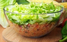 Sałatka kebab z makaronem z zupki chińskiej