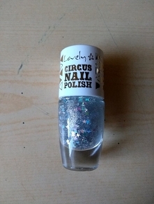Srebrny lakier z gwiazdkami firmy Lovely circus nail polish nr1 kupiłam w rossmannie za niecałe 10 złoty :)