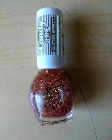 Złoty lakier do paznokci firmy Miss Sporty candy shine glitter effect nr 003 kupiłam w rossmannie. Ma efekt brokatu i połysk cukierków. Ładnie wygląda na paznokciach :)