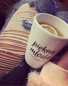 Mimo letniej pogody uwielbiam jesienne wieczory: gorącą herbatę z cytryną, zapalone świeczki zapachowe a za oknem drzewa w kolorach pomarańczowo-czerwonych.