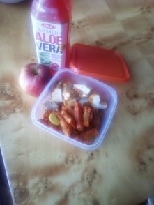 pieczona marchew w ziołach z piesią kuraczaka w jogurccie naturalnym i w curry