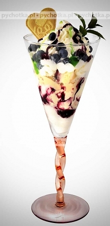 Deser lodowy z jagodami