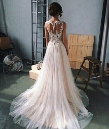 Wie ktoś gdzie mogę kupić suknie o podobnym kroju?