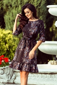 Maya - sukienka z falbankami i wiązaniem - czarny + kolorowe kwiaty. Wygodna i pasująca na każdą figurę. Marka numoco. Produkcja Polska.