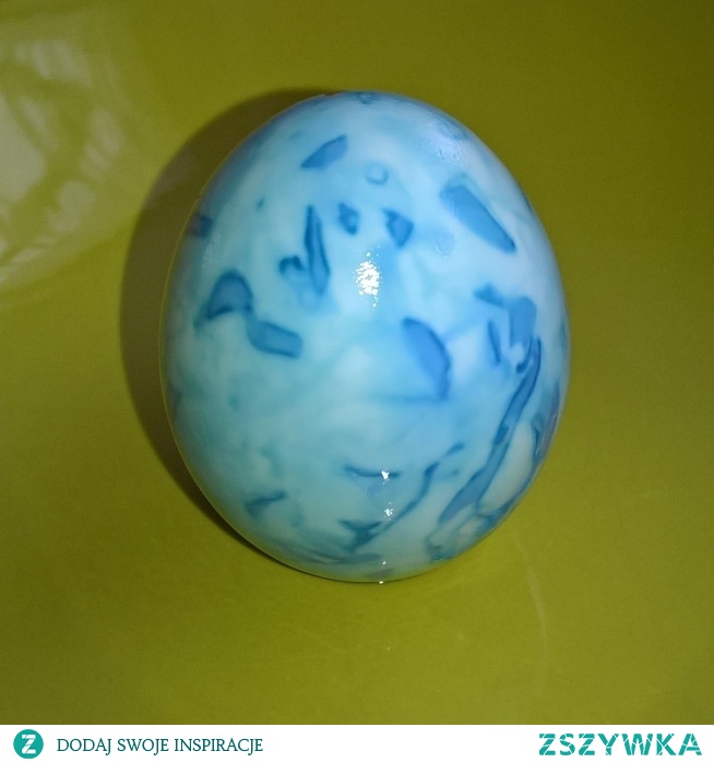 Jajko farbowane czerwoną kapustą. Taki wypadek przy pracy. Całkowicie jadalne. A jakie ciekawe. Dzieciom można powiedzieć że jest od dinozaura. Może niejadki dadzą sie skusić.