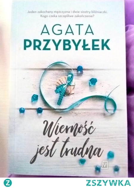 Eliza przygotowuje się do ślubu, a całej rodzinie udziela się podniosła atmosfera. Lecz niespodziewanie w życiu dziewczyny pojawi się niepokorny Szczepan, który grzecznej i ułożonej Elizie zawróci w głowie. Czy przyszła panna młoda pozostanie wierna narzeczonemu, czy ulegnie urokowi przystojnego motocyklisty?