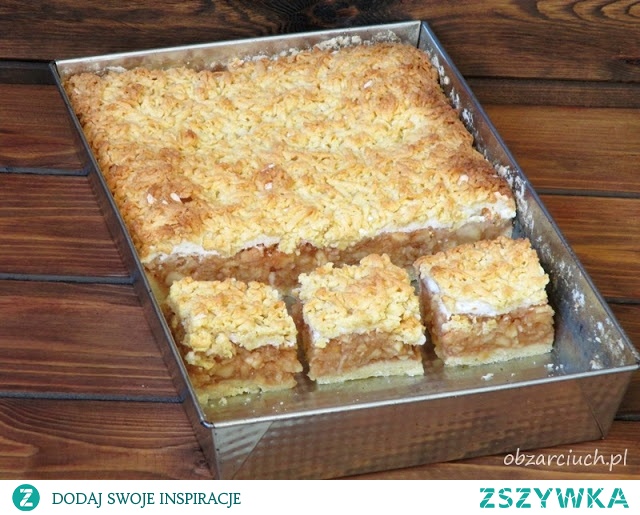 Jabłecznik teściowej 

Wymiary formy: 28x40 cm

Składniki:

    2 i 1/2 kg jabłek
    200 g masła 
    3/4 kg mąki 
    1 i 1/2 szklanki cukru 
    4 żółtka 
    1 łyżeczka cynamonu 
    1 łyżeczka proszku do pieczenia 
    cukier waniliowy 
    2 łyżki bułki tartej 
    3 łyżki śmietany 

pianka:

    4 białka
    1/2 szklanki cukru
    1 kisiel

 Do dużego garnka wsypujemy przesianą mąkę, proszek do pieczenia, szklankę cukru, cukier waniliowy, dodajemy masło, żółtka i śmietanę. Następnie wyrabiamy ciasto na jednolitą masę i formujemy 2 kule. Jedną z nich wkładamy do zamrażalnika na około 30 min. Drugą rozwałkowujemy i układamy na blaszce wyłożonej papierem do pieczenia. Staramy się też wyłożyć boki formy. Blaszkę z ciastem wkładamy do piekarnika nagrzanego do 170 st. i pieczemy około 15 min. W międzyczasie jabłka obieramy i ścieramy na tarce o grubych oczkach. Potem dodajemy pół szklanki cukru i cynamon. Nadmiar powstałego soku z jabłek odlewamy i dodajemy bułkę tartą. Całość dokładnie mieszamy. Podpieczony spód lekko studzimy i wykładamy jabłka. Białka ubijamy na sztywno, następnie cały czas ubijając dodajemy powoli cukier. Jak masa będzie szklista wsypujemy kisiel i delikatnie mieszamy. Piankę wykładamy na jabłka oraz na wierzch ścieramy na grubych oczkach tarki zamrożone ciasto. Szarlotkę pieczemy około godziny w temp. 170 st., aż kruszonka się zarumieni.