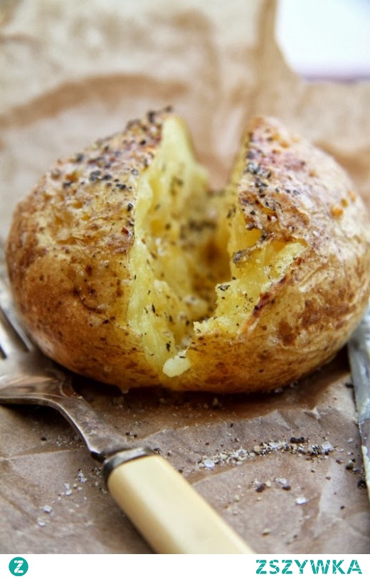 Jacket potatoes – najprostsze pieczone ziemniaki