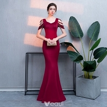 Piękne Burgund Sukienki Wieczorowe 2019 Syrena / Rozkloszowane Kryształ V-Szyja Bez Rękawów Bez Pleców Długie Sukienki Wizytowe