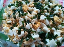 SAŁATKA Z TUŃCZYKA

1 por
1 torebka ryżu
Majonez
2 puszki tuńczyka w oleju
1 puszka kukurydzy
3/4 ogórki kiszone
15 dag sera żółtego
4/5 jajek
Szczypiorek 

 Ryż ugotować, wystu...