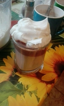 Na taką jesienną pogodę z całego serca polecam gorącą czekoladę z cynamonem i bitą śmietaną, ociepli z pewnością nie jedno serducho :-). Jest tu też jakaś wielbicielka takich ma...