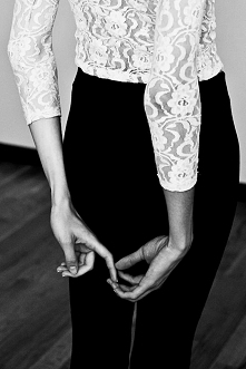 ''Czasami trzeba komuś opowiedzieć wszystko. Całe swoje życie. Otworzyć serce i duszę na oścież. Otworzyć umysł. Zrobić przeciąg słów, niech niesie naszą historię. Nie...