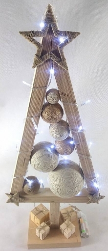 Elegancka, drewniana choinka w kolorze naturalnym w skandynawskim stylu. Choinka ze sklejki sosnowej pomalowana bezbarwną farbą akrylową.. Światełka LED (20) na baterie.