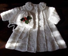 Komplet do Chrztu wykonany szydełkiem ze śnieżnobiałej mięciutkiej włóczki. Bardzo ciepły i wygodny. Autorski projekt i wykonanie.