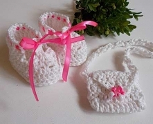 Komplet buciki i torebka wykonane na szydełku z wysokiej jakości bawełny zakupionej w Niemczech. Autorski projekt i wykonanie.