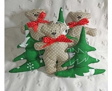 Zestaw zawieszek na choinkę szytych ręcznie oraz maszynowo ze 100% bawełny, utrzymanych w kolorystyce świątecznej - beż oraz zieleń. Misie ozdobione czerwoną kokardką ze wstążki...