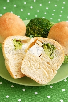 Drożdżowe muffinki z brokułem i serem feta