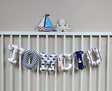 Kolorowe literki uszyte z materiałów bawełnianych to piękna ozdoba każdego pokoju dziecięcego. Wypełnione są starannie antyalergiczną kulką silikonową przez co nie stracą swojeg...