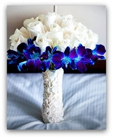 ślubny bukiet ;) 
z niebieskich orchidei i białych róż <3