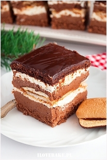 Ciasto czekoladowe z kremem i ciasteczkami