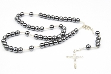 Bardzo oryginalny różaniec srebrny z kamieniami hematytu. Zapraszamy do zakupów!