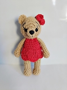 Są różne misie - małe i duże, gładkie i kudłate, łagodne i groźne, a ta misia, która powstała w Czarodziejskiej Chatce, to niezwykle przyjazna beżowa gładka rękomisia, która nad...