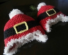 Czapka mikołajkowa - oryginalna, ciepła i twarzowa, a przy okazji wprowadzi w świąteczny nastrój. Możliwość zamówienia czapki w komplecie z szalikiem lub bucikami