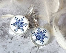 Kolczyki z oryginalną grafiką artystyczną, zatopioną pod wypukłym szkiełkiem, dającym delikatny efekt trójwymiarowości, w oprawie w kolorze srebra. Grafika jest najwyższej jakoś...