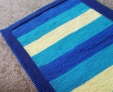 Piękny, inspirowany greckimi krajobrazami, w turkusowych i granatowych barwach przełamanych cytrynową żółcią, w całości wykonany ręcznie z bawełnianego sznurka dywanik. Prosty, ...