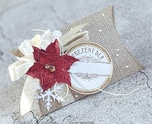 Zdobione pudełeczko-"poduszka" na drobny Mikołajkowy lub świąteczny upominek - np. biżuterię lub pieniądze.

Wykonane z bezkwasowych papierów do scrapbookingu, z dodat...