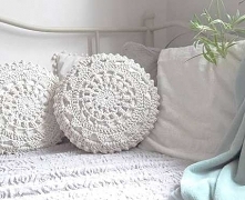 Sznurkowa poducha typu Mandala wykonana na szydełku. Sznurek grubości 3  mm.Bardzo efektowna i dekoracyjna.
Wnętrze poduszki szyte pod wymiar, więc jest dobrze dopasowane . Wype...