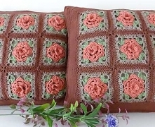 2 Poduszki dekoracyjne wykonane na szydełku z włóczki 100% bawełny. Rozmiar poduszek to ok. 44X44 cm. Wypełnienie - antyalergiczna kulka silikonowa. Poszewka zdejmowana, zapinan...