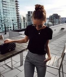 Jesienne stylizacje ze spodniami w kratę