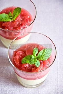 Mus z białej czekolady i ra...